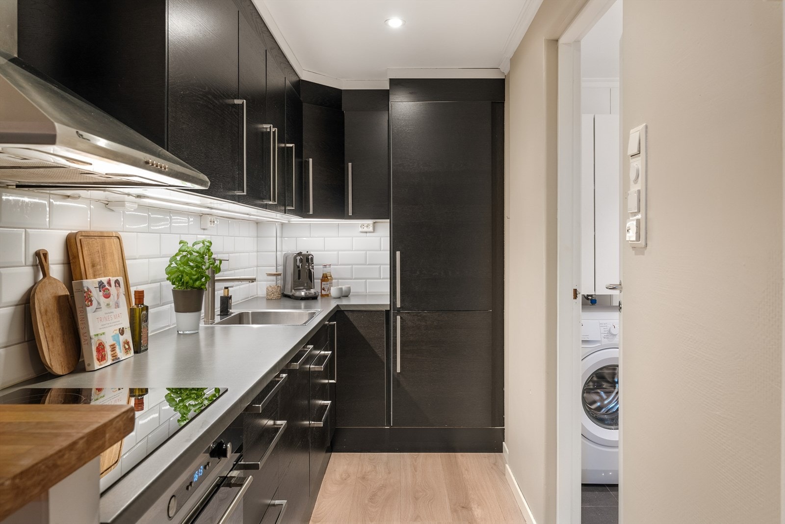 Det er medfølgende hvitevarer i form av induksjonstopp, stekeovn, oppvaskmaskin og kombiskap. Galleribilde