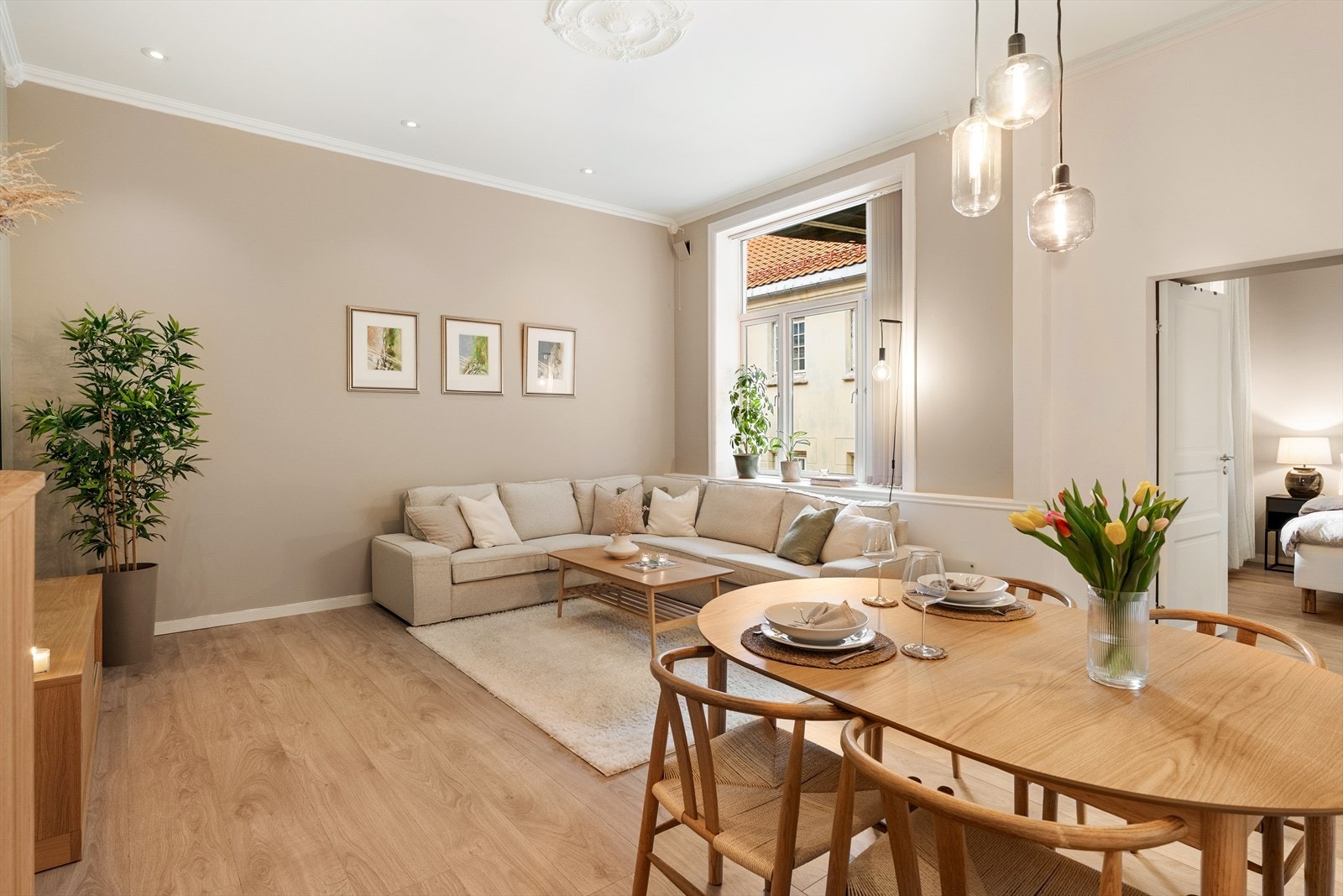 Gjennomgående for leiligheten er 1-stavs gulv, tidløse fargevalg og klassiske detaljer. Galleribilde