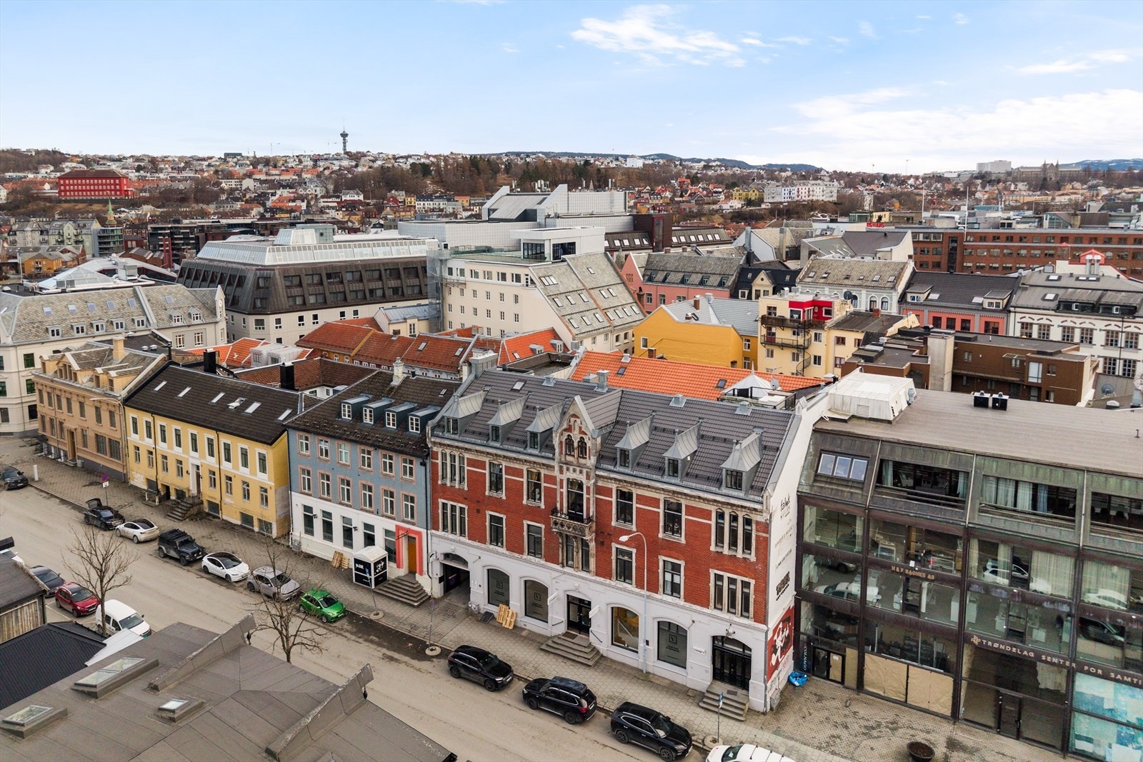 Fjordgata 9C ligger godt plassert i bybildet i en sjarmerende murgård fra 1839. Leiligheten har en fordelaktig beliggenhet i 3. etasje, skjermet fra gate og vendt mot en rolig bakgård. Galleribilde