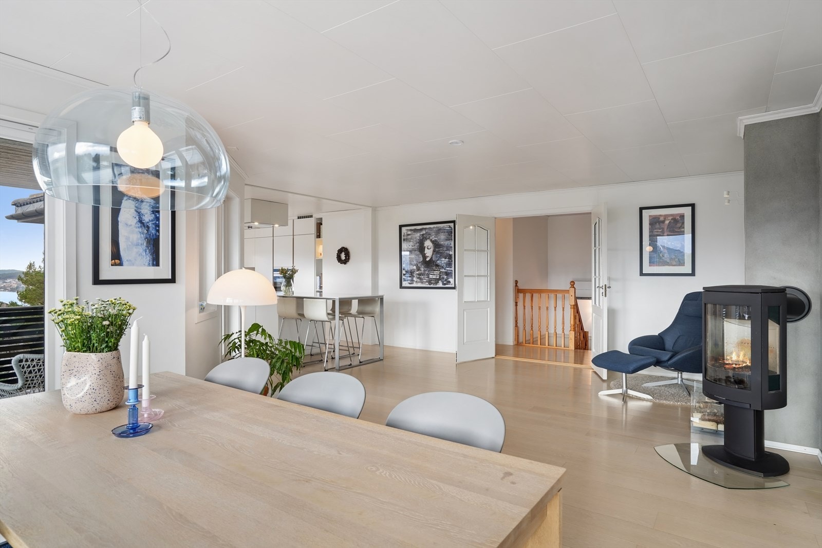 En moderne Jøtul vedovn som gir lun og god varme på kalde vinterdager. Galleribilde