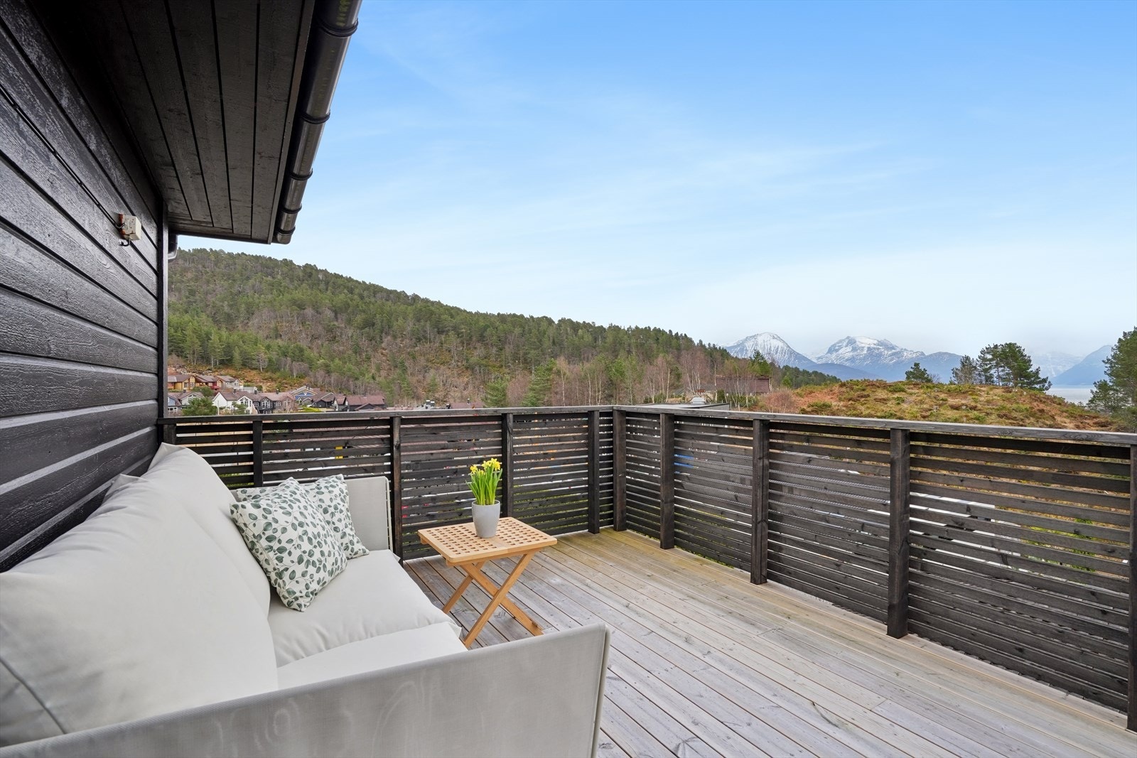 Her er det god plass til en sittegruppe for å nyte gode dager utendørs. Galleribilde