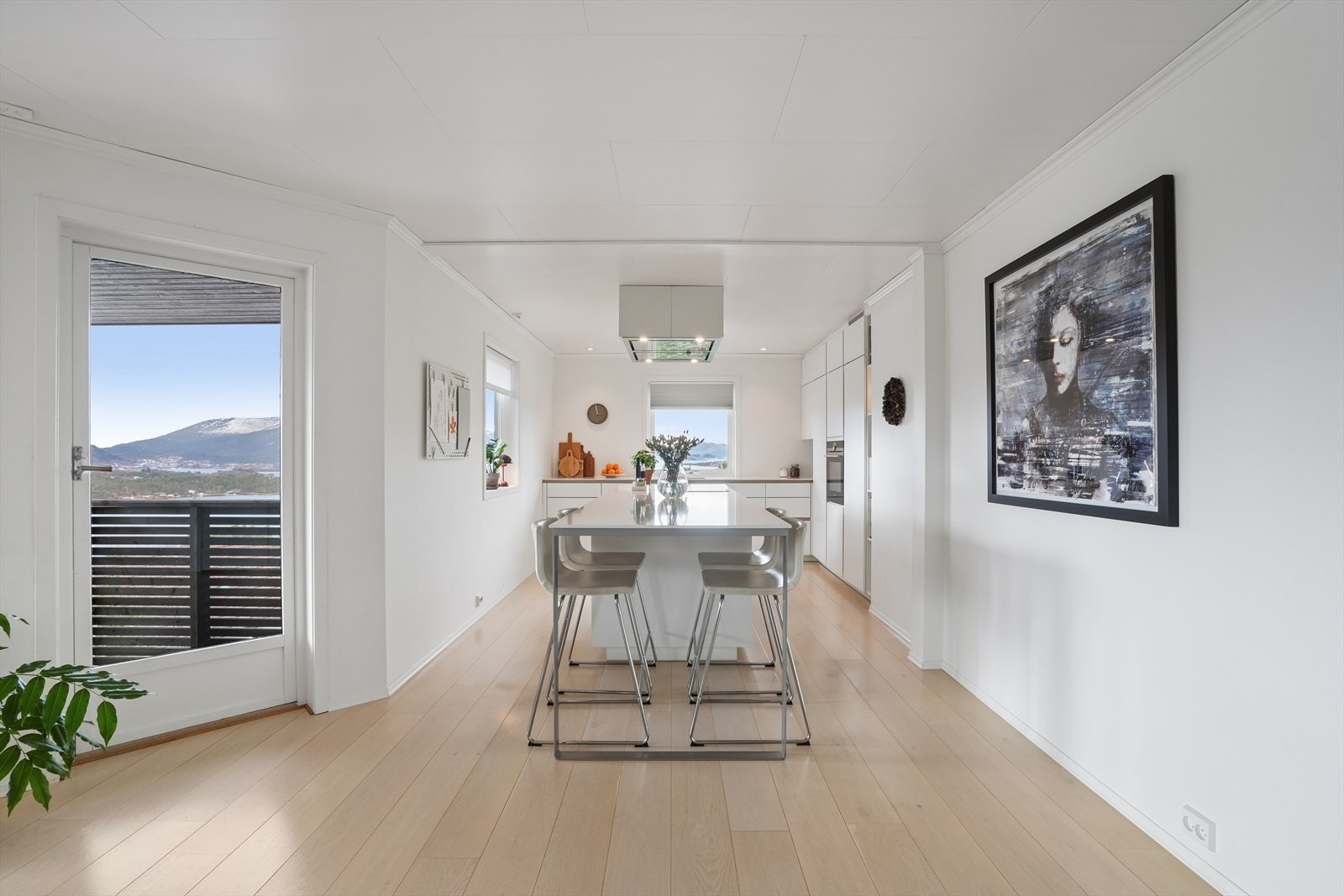 Den åpne løsningen binder kjøkken og stue sammen, og skaper et sosialt allrom. Galleribilde