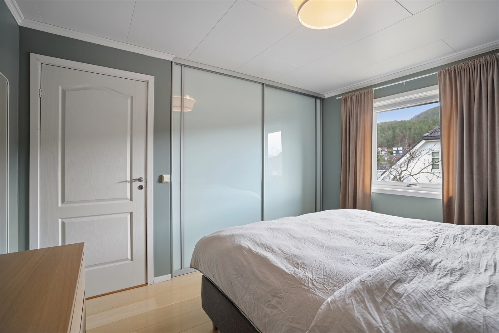 En romslig skyvedørsgarderobe på hovedsoverommet gir rikelig med oppbevaringsplass. Galleribilde