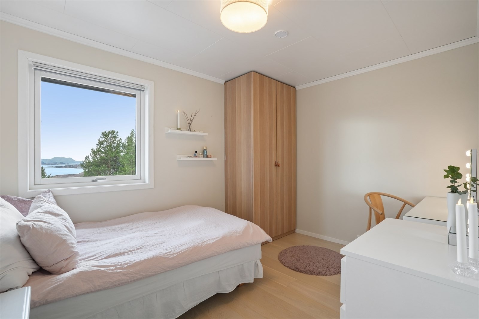 Dette soverommet har også en fin utsikt og gode lysforhold. Galleribilde