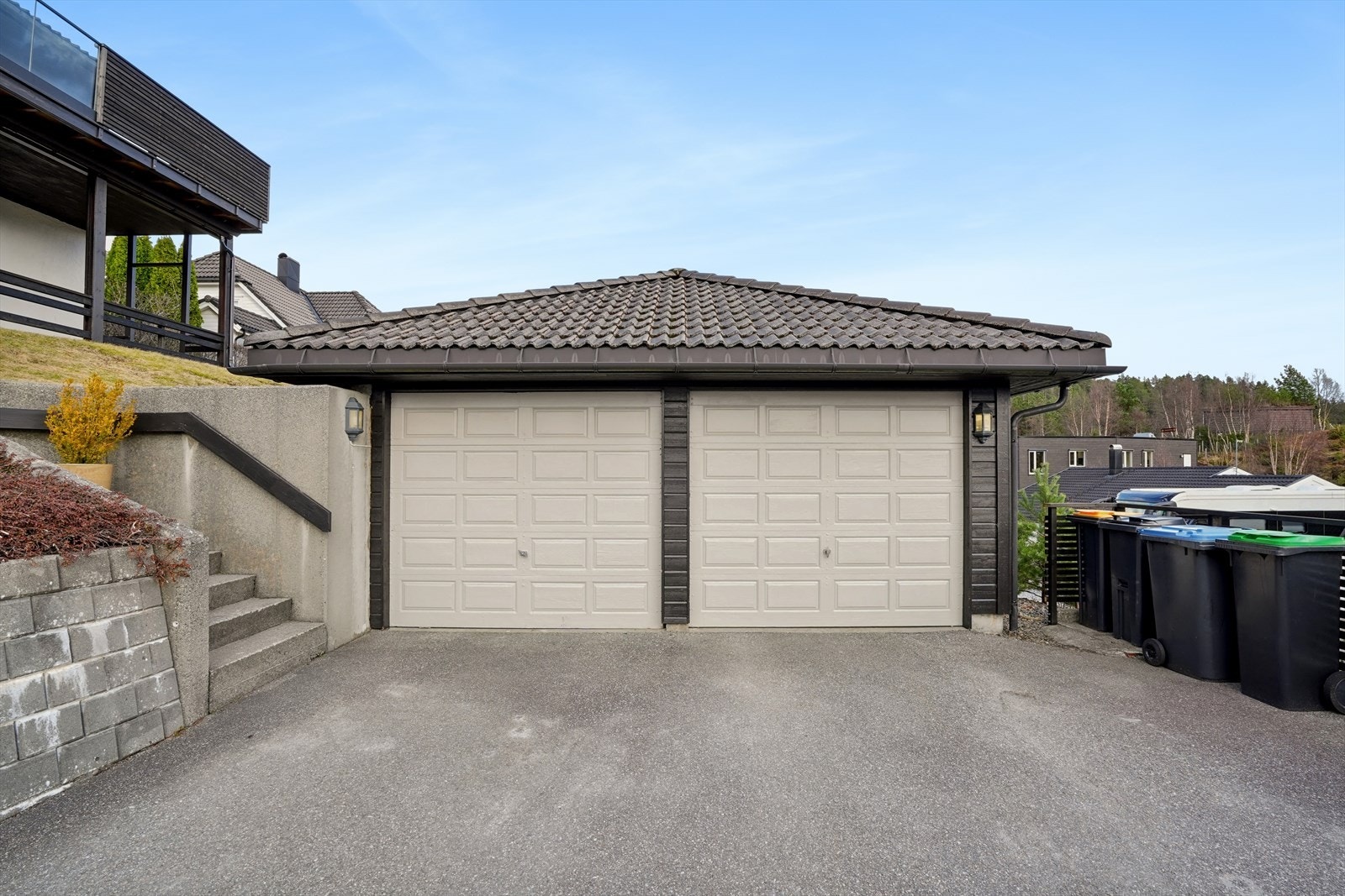 Dobbel garasje med to manuelle leddporter. Det ble installert elbillader i 2024. Galleribilde