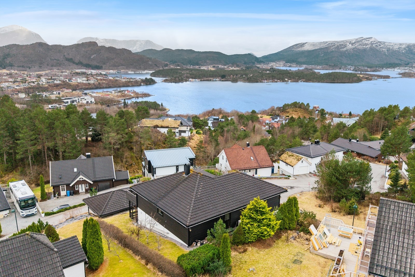 Fra eiendommen er det kort vei til fine turområder, perfekt for deg som liker å være ute. Galleribilde