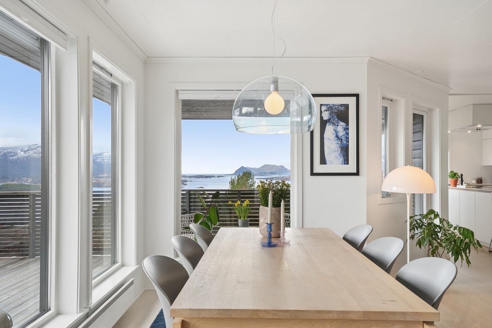 Spisestuen er plassert for å dra full nytte av utsikten mot fjord og fjell. Galleribilde