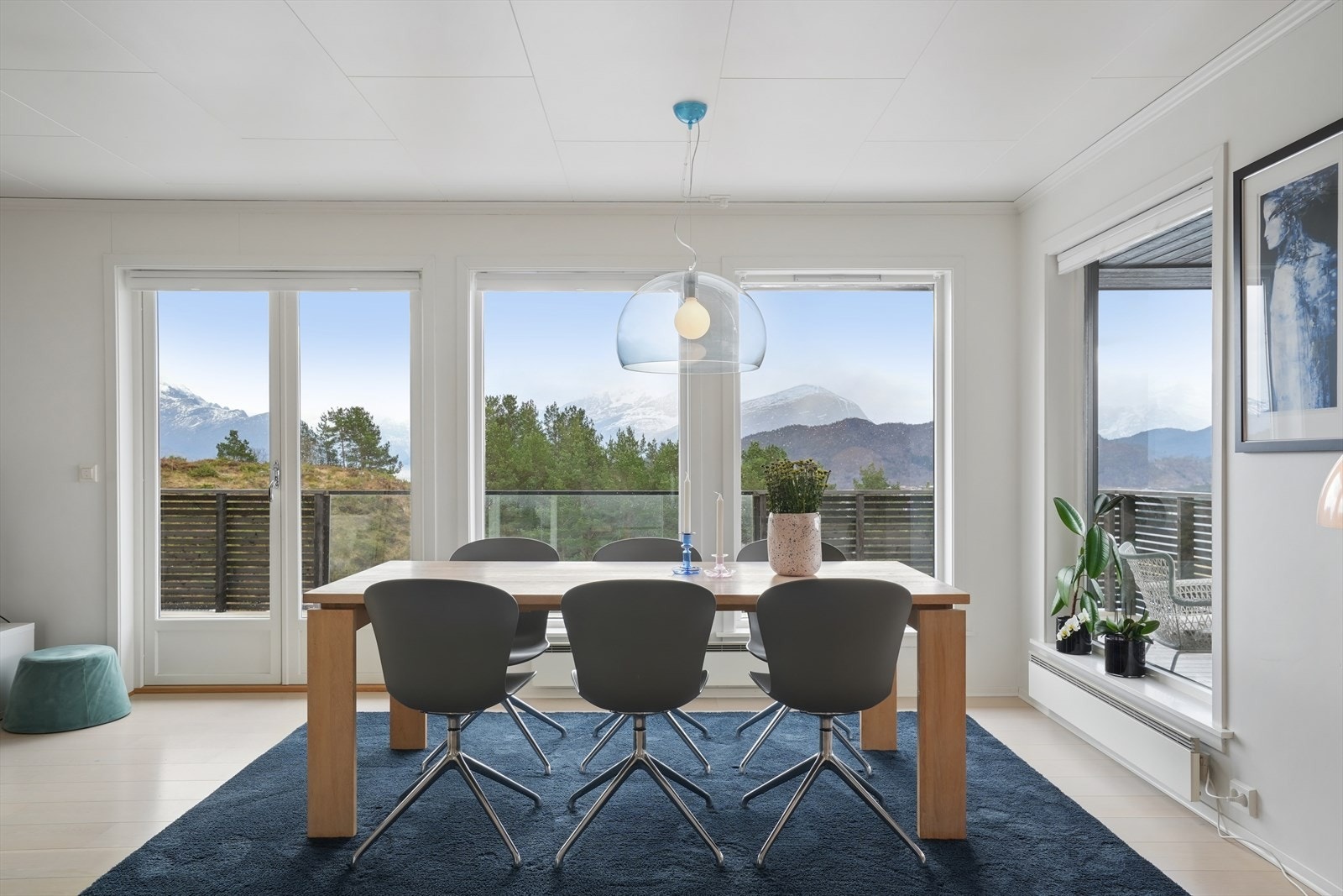 En lys og luftig spiseplass med vinduer på flere sider. Galleribilde