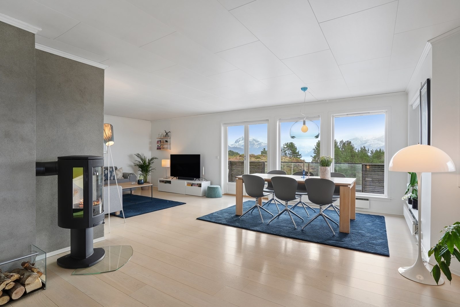 Store vindusflater slipper inn rikelig med dagslys og rammer inn den flotte utsikten. Galleribilde