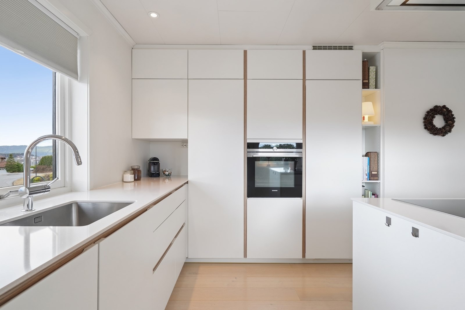 Her er det godt med skap- og benkeplass, samt integrert stekeovn, kjøleskap og oppvaskmaskin. Galleribilde