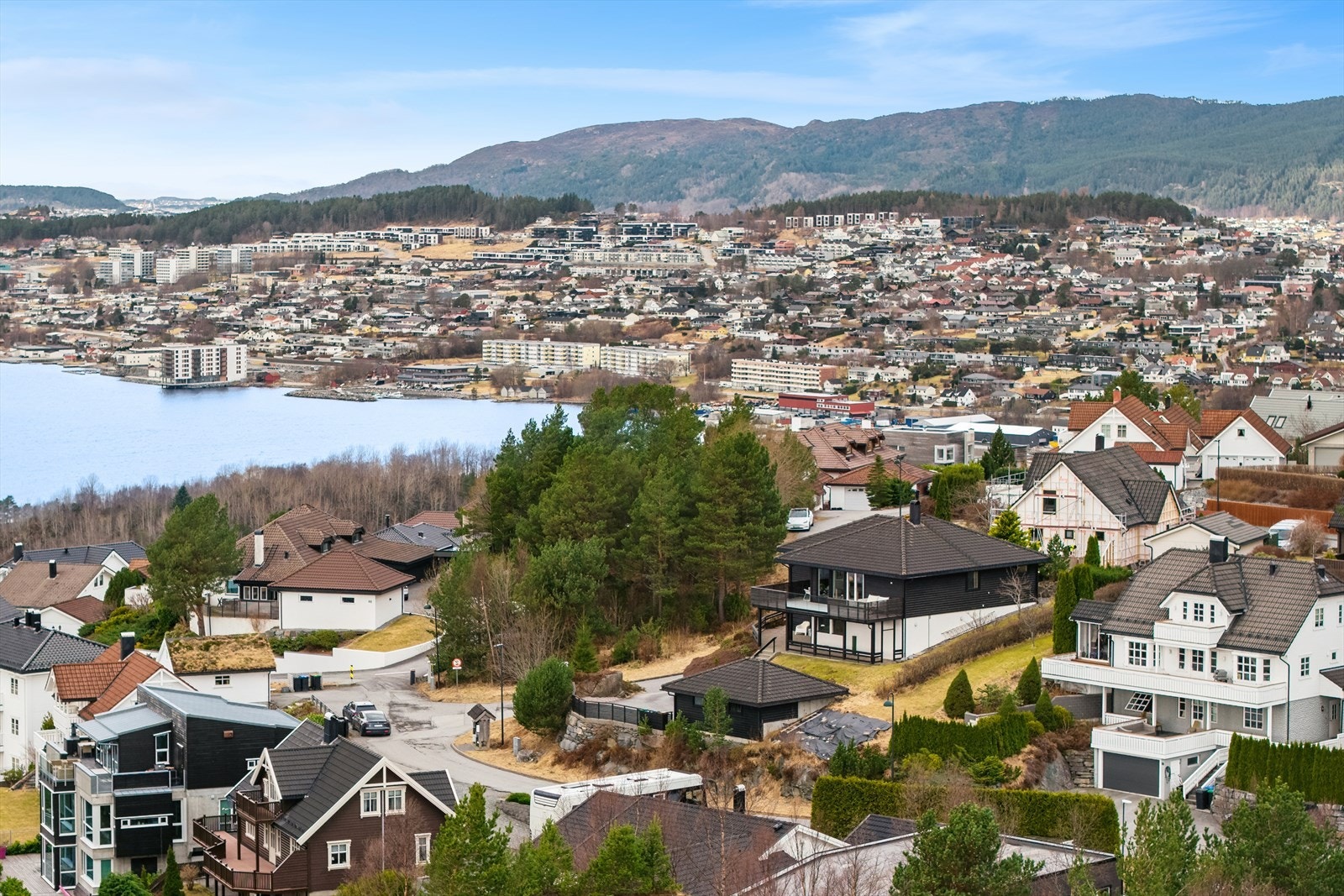 Nærmeste barneskole er Blindheim barneskole, kun 5 minutter unna med bil. Galleribilde
