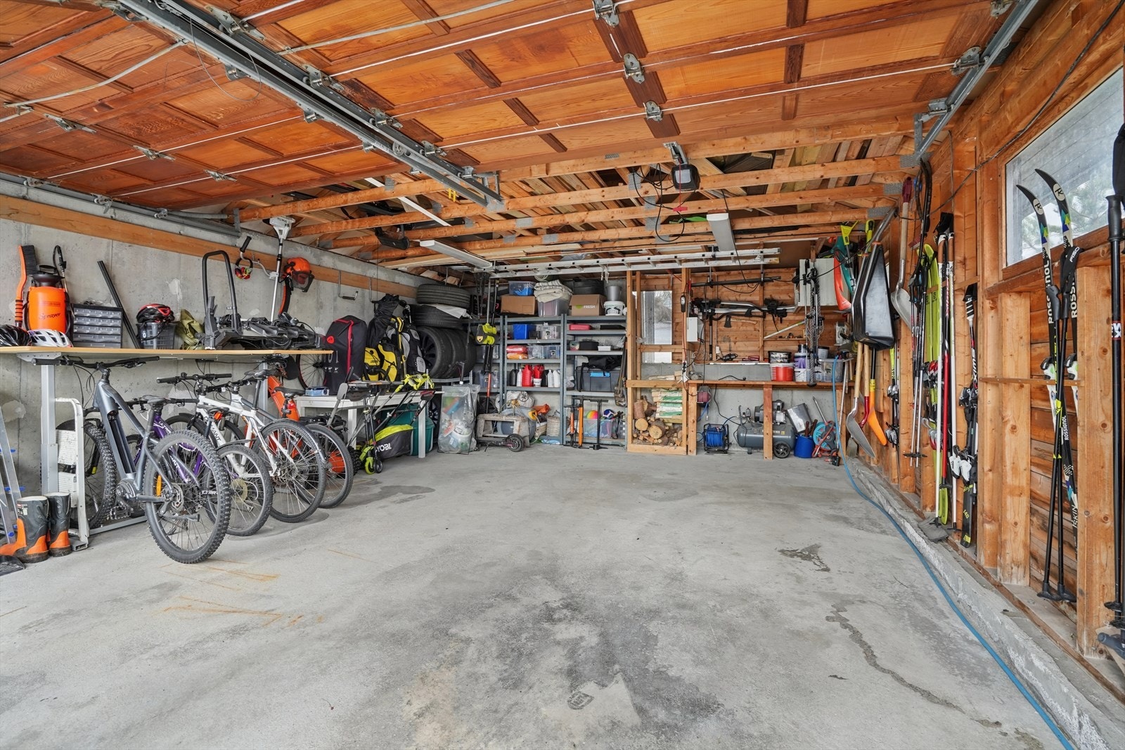 Garasjen på 36 m² har innlagt strøm og rikelig med plass for både biler og lagring. Galleribilde