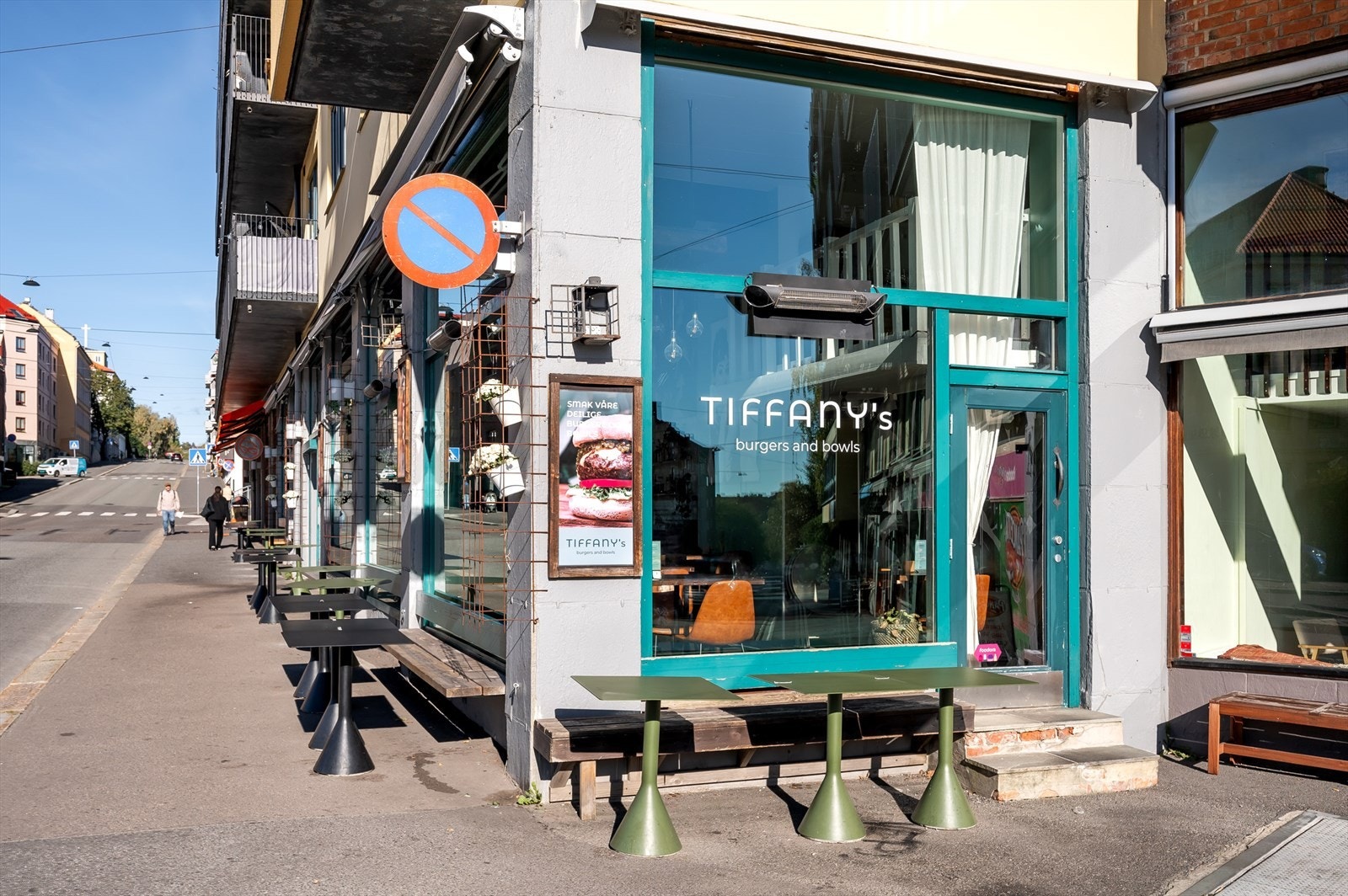 Et av de hyggelige lokale stedene er Tiffanys, perfekt for en god lunsj eller middag. Daglige innkjøp gjøres enkelt på Coop Extra eller søndagsåpne Joker, begge kun et par minutter unna. Galleribilde