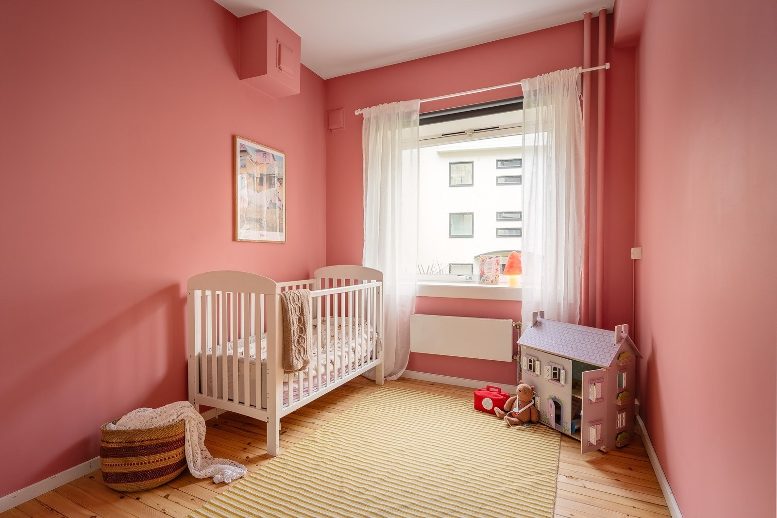 Leilighetens andre soverom passer utmerket som barnerom, gjesterom eller kontor. Galleribilde