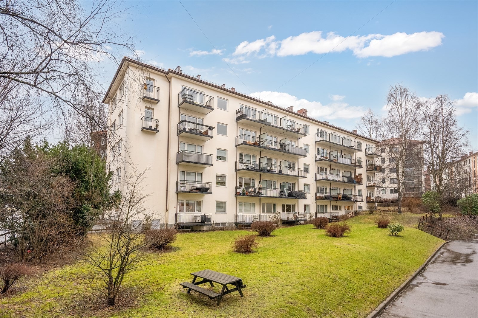 Bygården fra 1937 ligger sentralt på Bjølsen, med kort vei til turstiene langs Akerselva og Bjølsenparken. Galleribilde