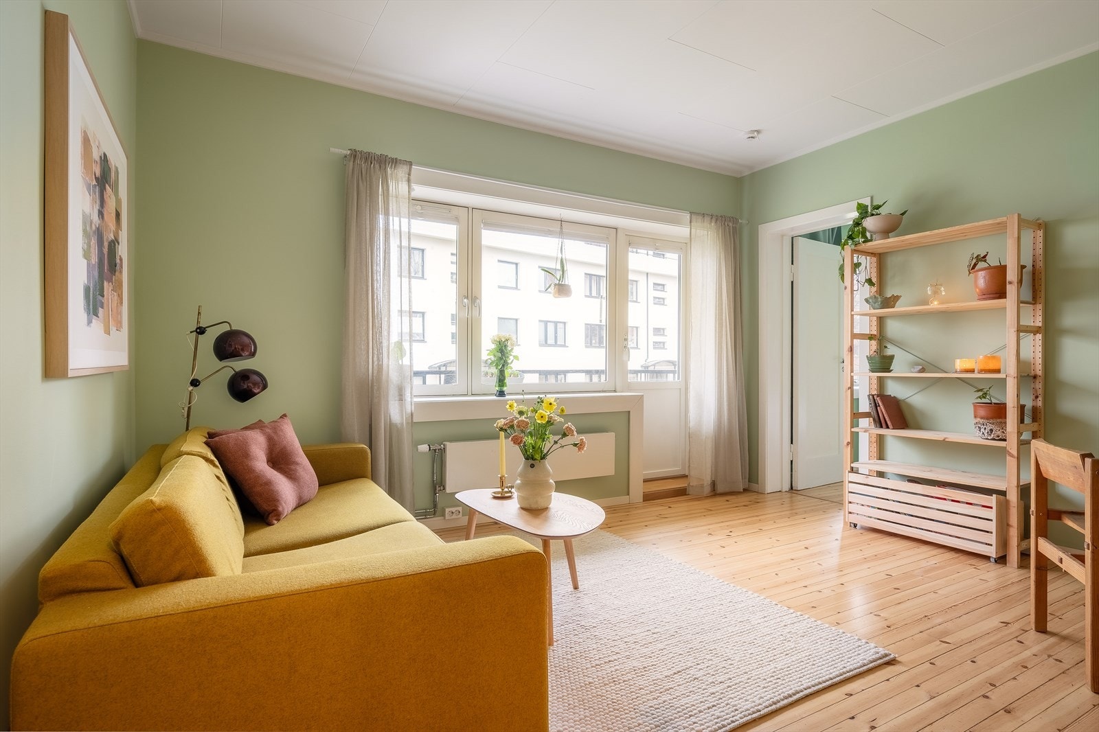 Innbydende allrom med plass til både spisekrok og sofagruppe. Galleribilde