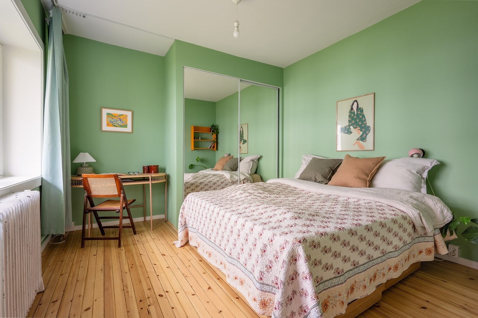 Hovedsoverommet har god plass til dobbeltseng og en praktisk garderobeløsning med skyvedører og speil. Galleribilde