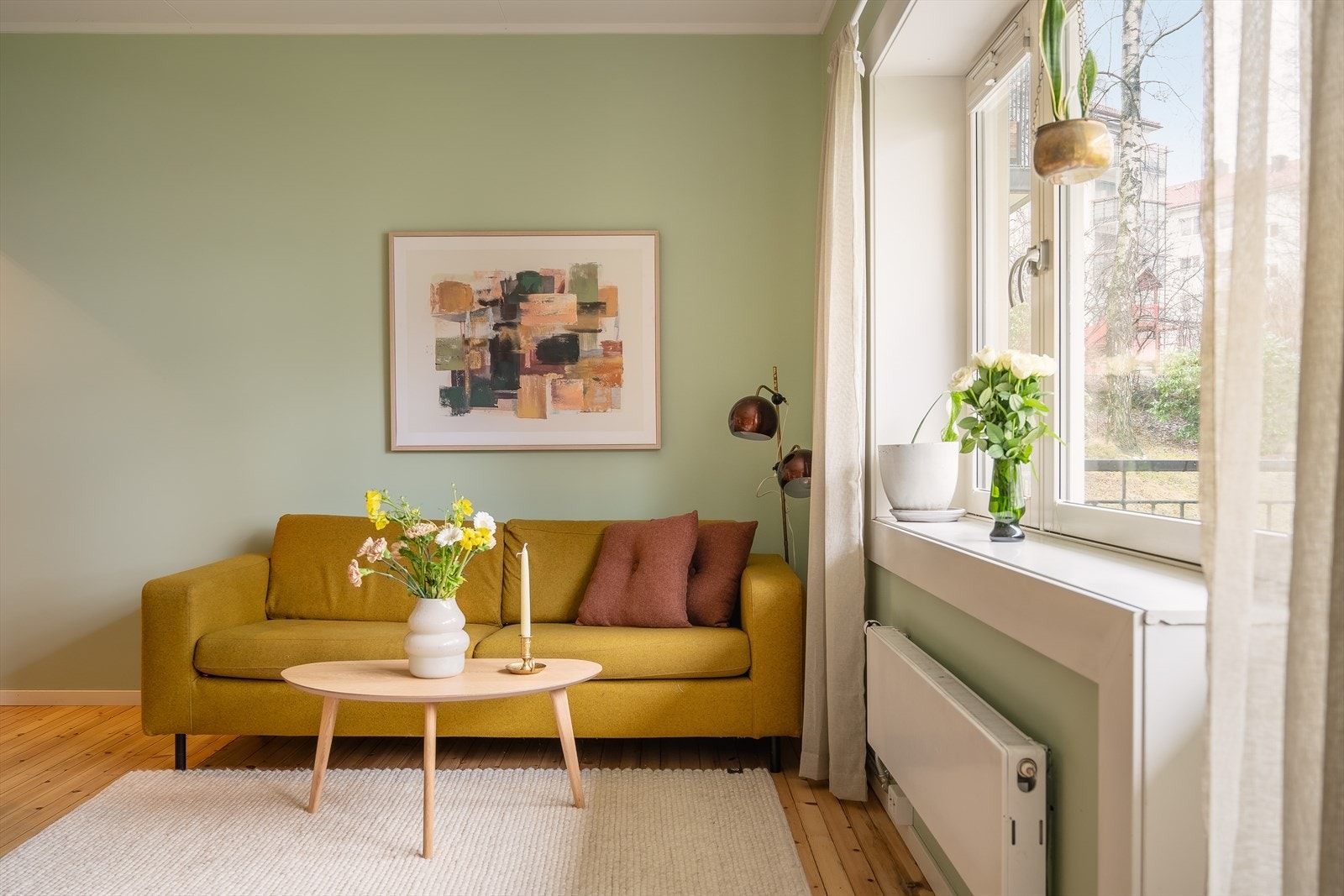 Vegger og himling ble helsparklet og malt i 2023, noe som gir et rent og helhetlig uttrykk. Galleribilde