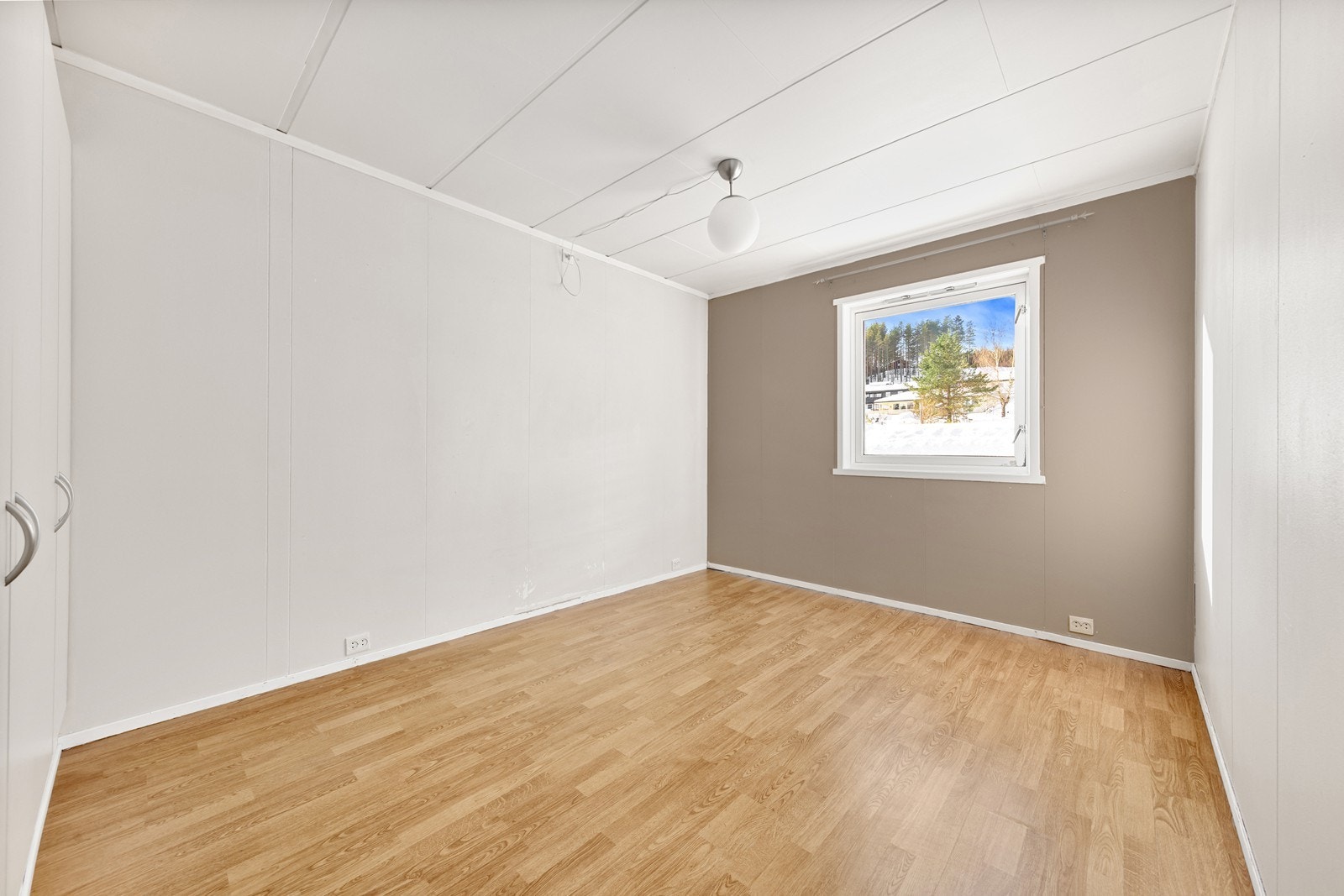 Soverom 1 - Hovedsoverommet er av god størrelse og kan enkelt møbleres med dobbeltseng. Galleribilde