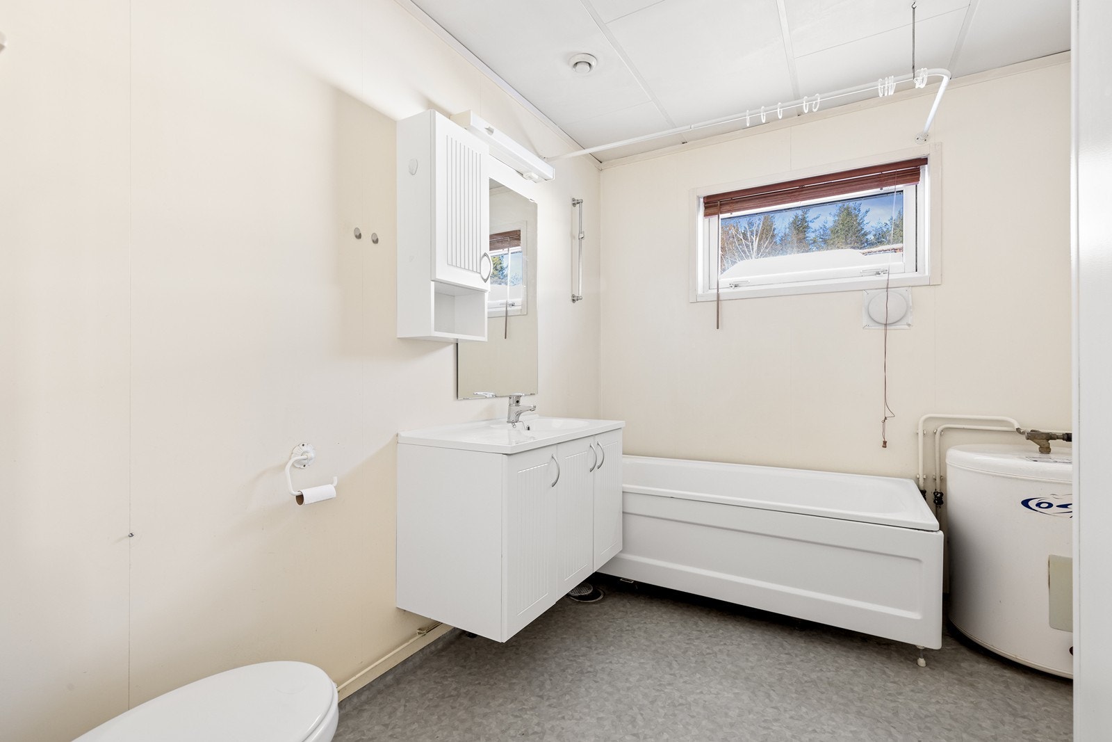 Badet er utstyrt med servantinnredning, toalett, badekar og opplegg for vaskemaskin. Det bemerkes at badet bør oppgraderes for å møte dagens krav til normal bruk. Galleribilde