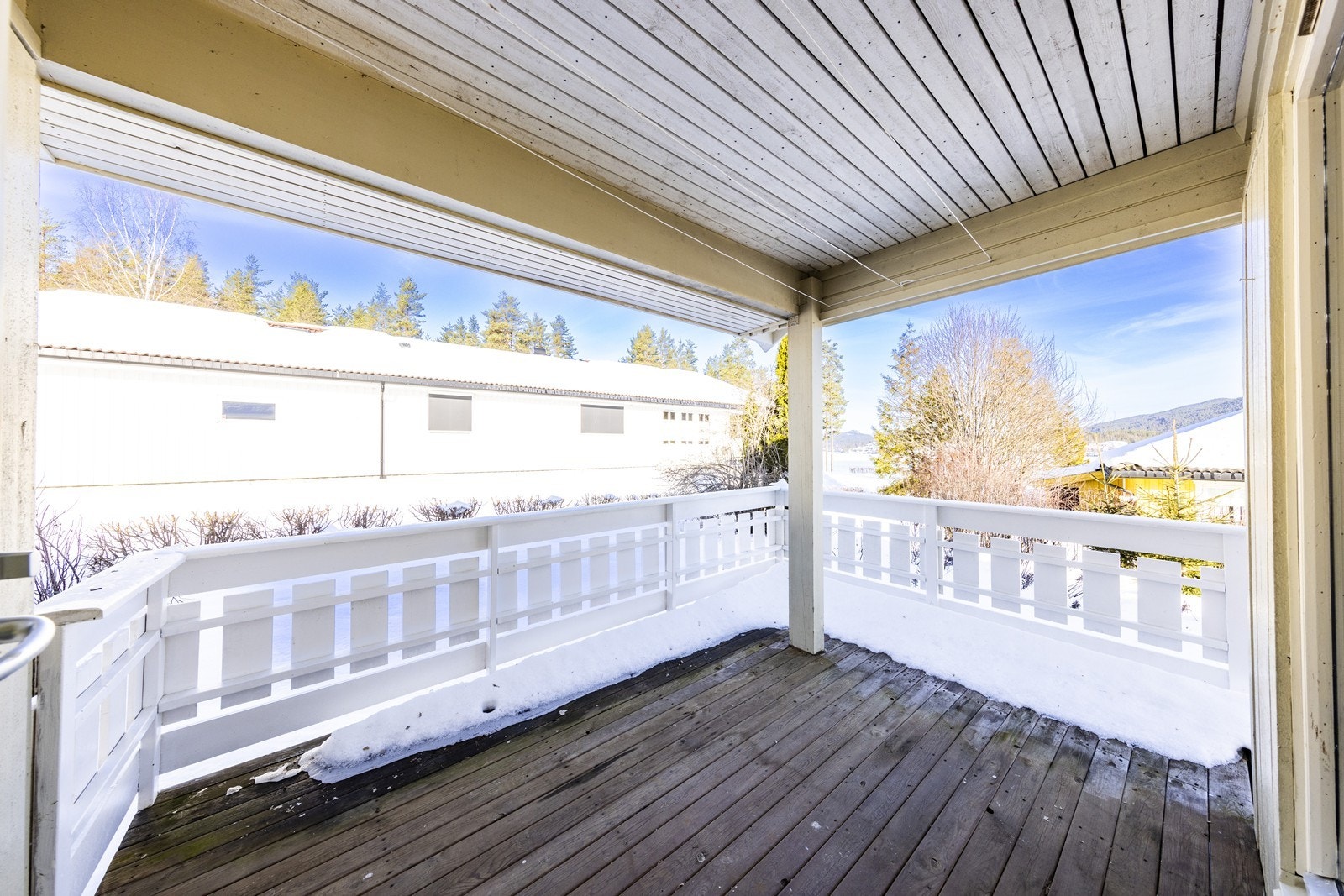 Med utgang fra stue har boligen en overbygget og skjermet terrasse. Galleribilde
