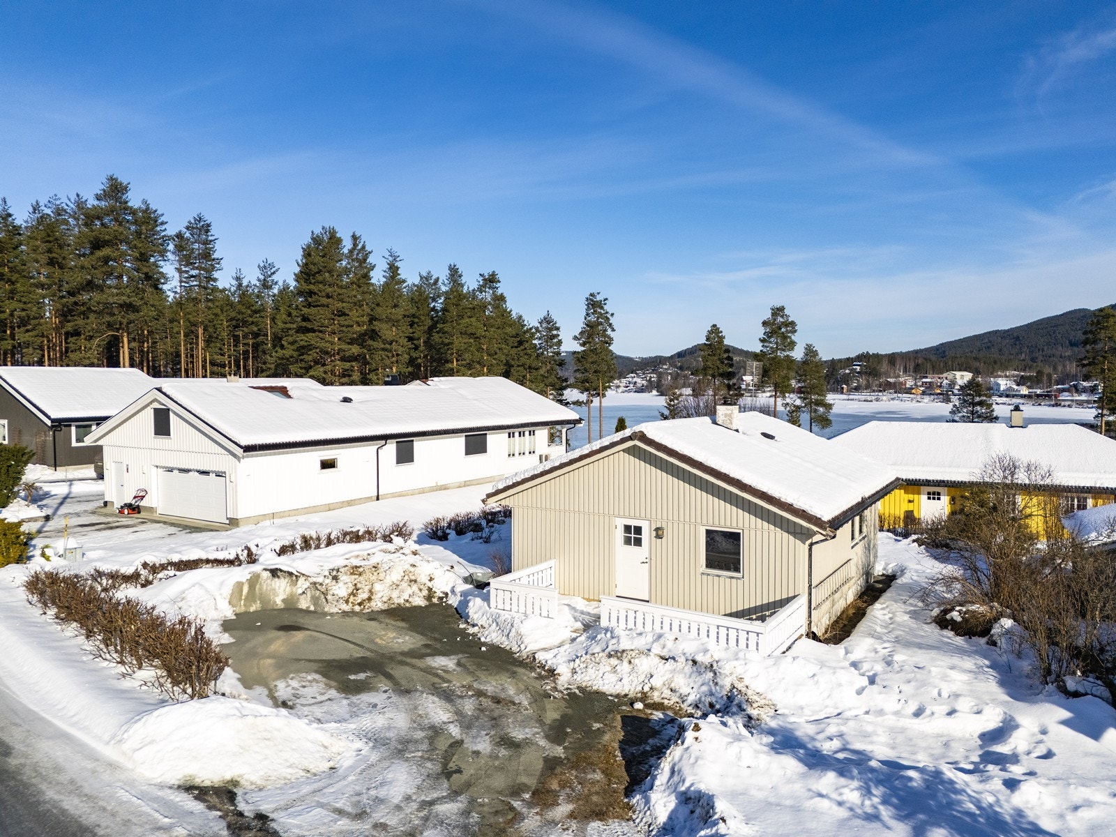 Tomten har enkel opparbeidelse, beplantning, gressplen og gruset gårdsplass. Galleribilde