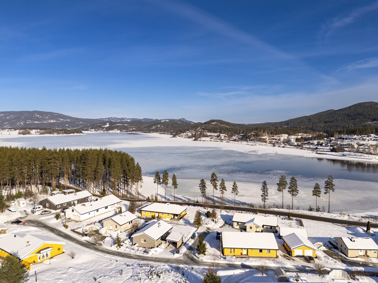 Her bor man med perfekt beliggenhet nær fjord, skimuligheter og naturopplevelser! Galleribilde