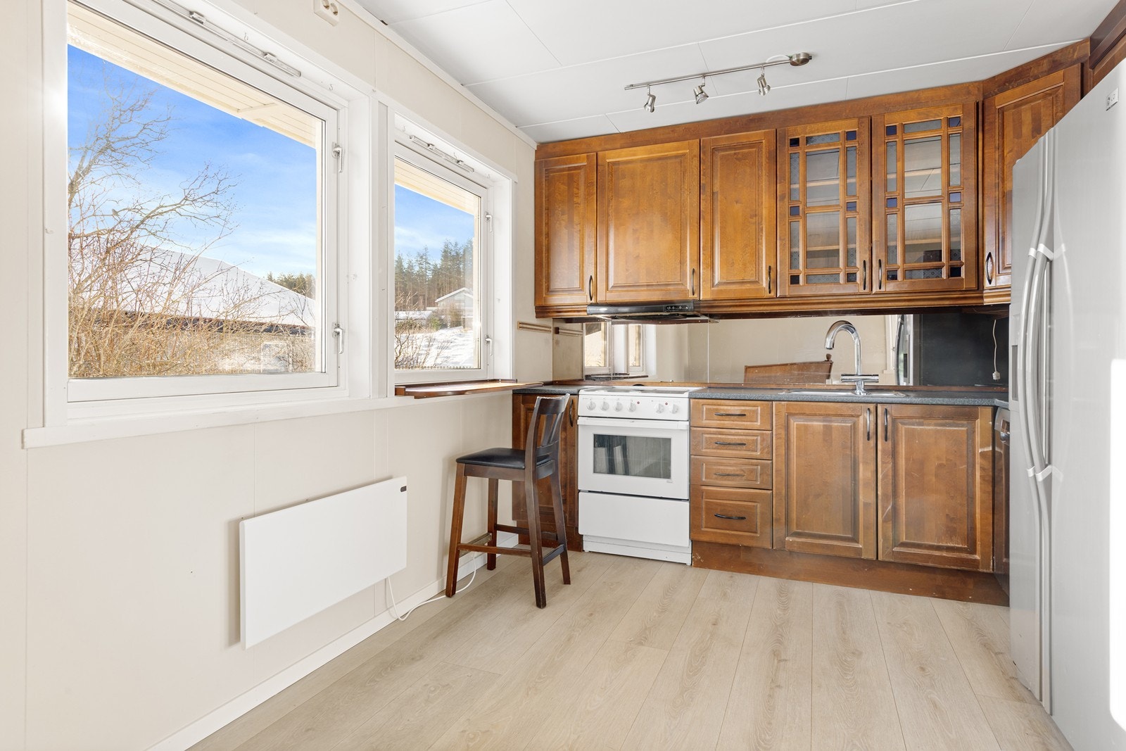 Innredningen har avsatt plass til oppvaskmaskin, komfyr og kjøleskap, samt at det er nedfelt kum og skyllekum i rustfritt stål. Galleribilde