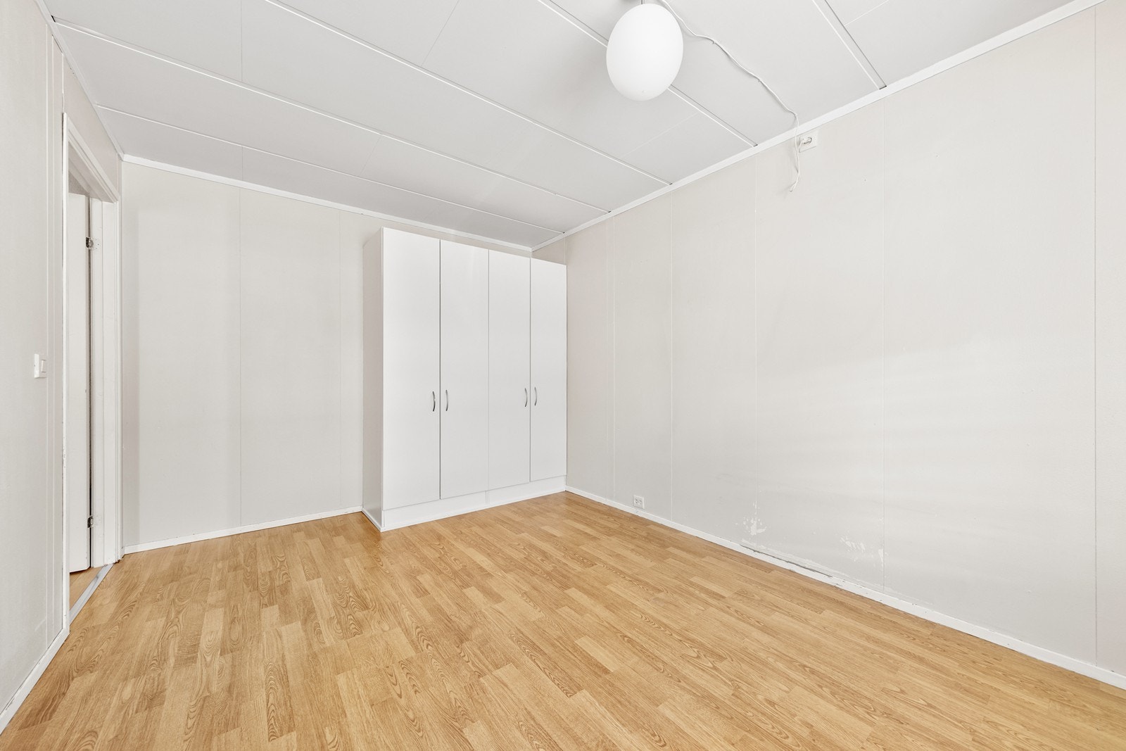 Rommet er også utstyrt med garderobeskap. Galleribilde