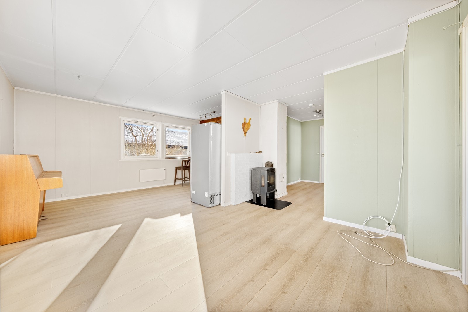 Stue og kjøkken ligger i en åpen løsning og fremstår lys og luftig. Galleribilde