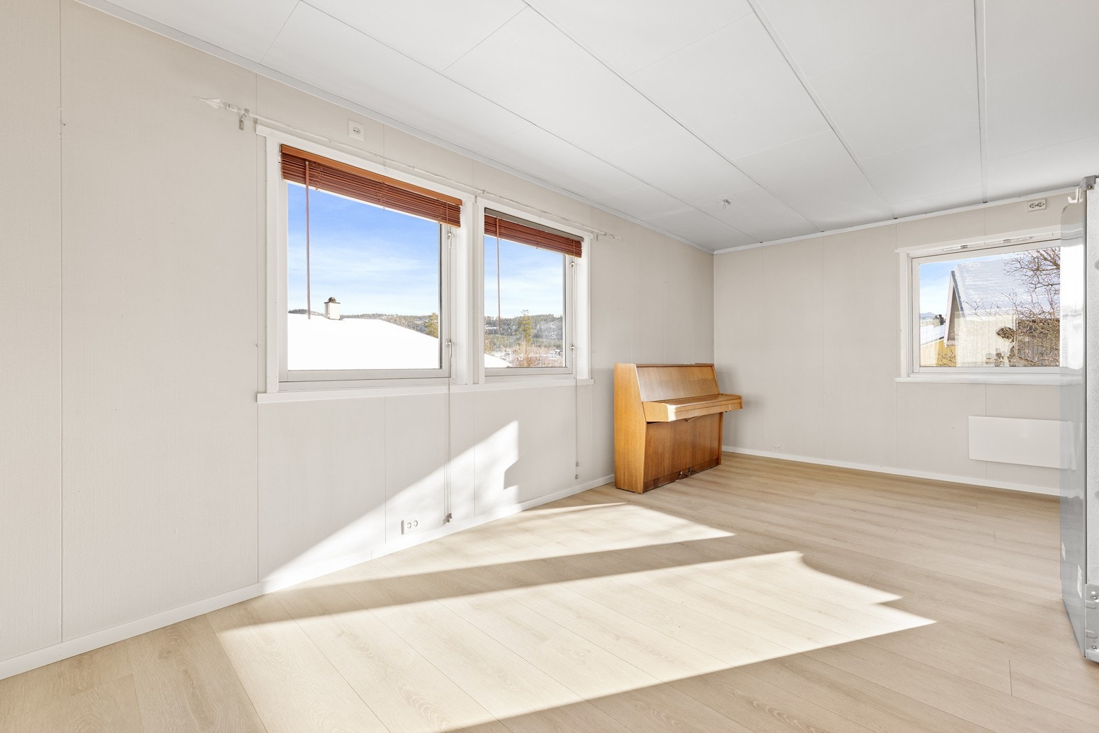 Boligen har laminatgulv, malte veggplater og himlingsplater i taket. Galleribilde