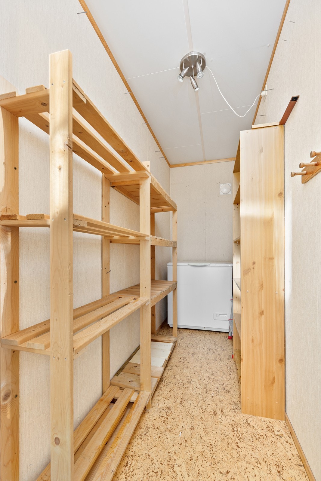 Ved vindfanget er det en praktisk bod med gode oppbevaringsmuligheter. Galleribilde