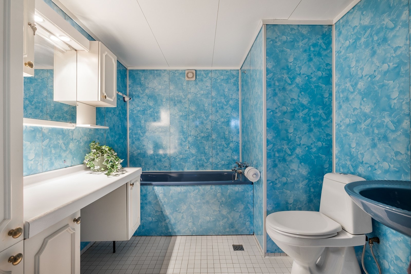 Eldre bad i kjelleretasjen, utstyrt med badekar. Galleribilde