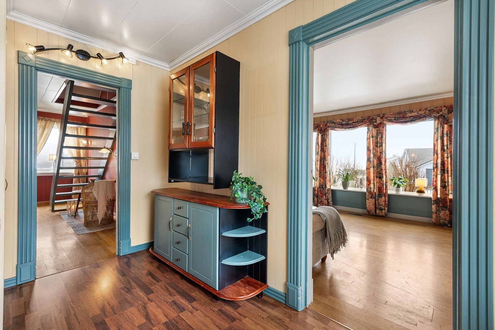 Fra gangen er det åpen siktlinje mot både stue og trappegang. Galleribilde