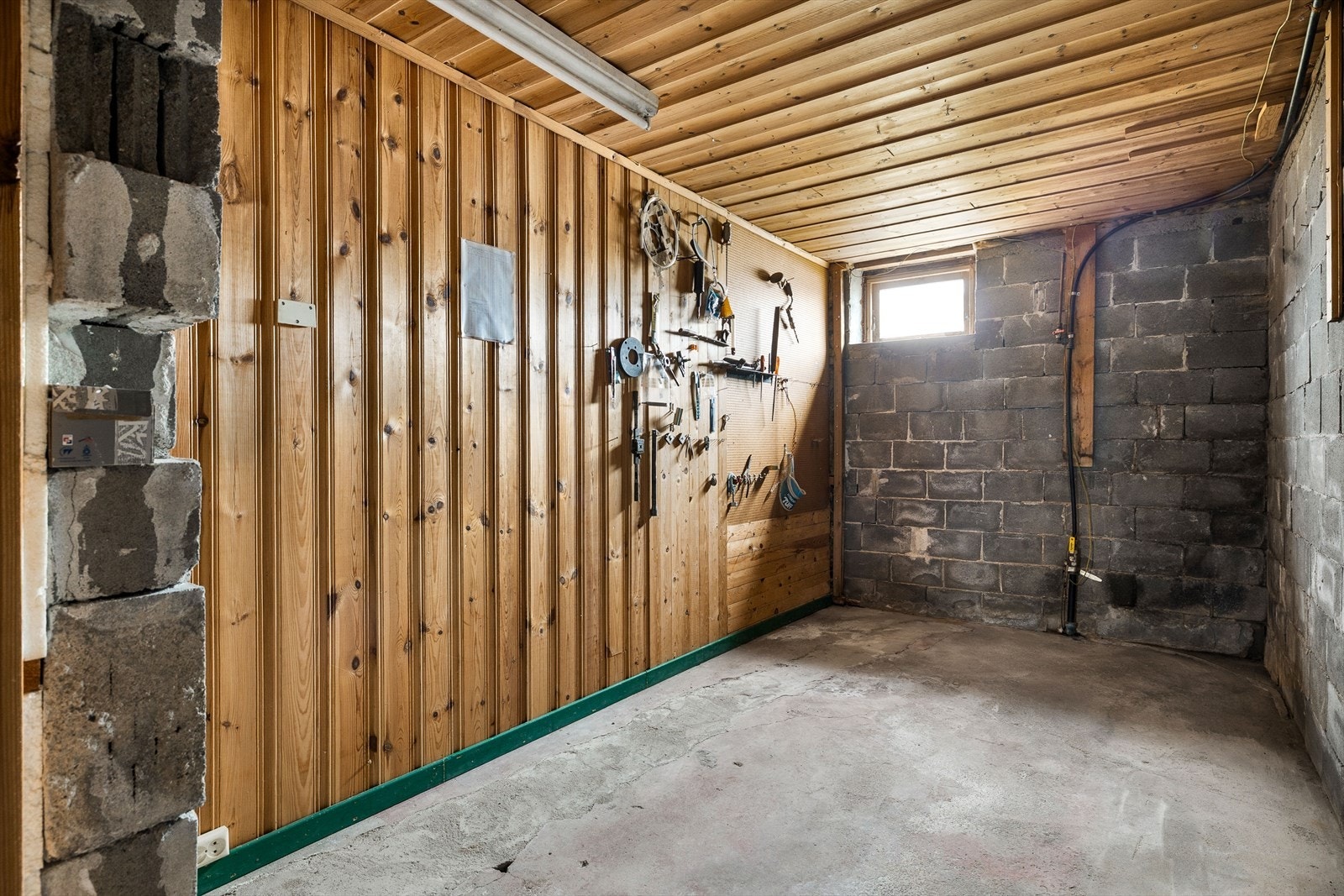 Ytterligere lagrings- eller hobbyrom med panelkledd vegg. Galleribilde