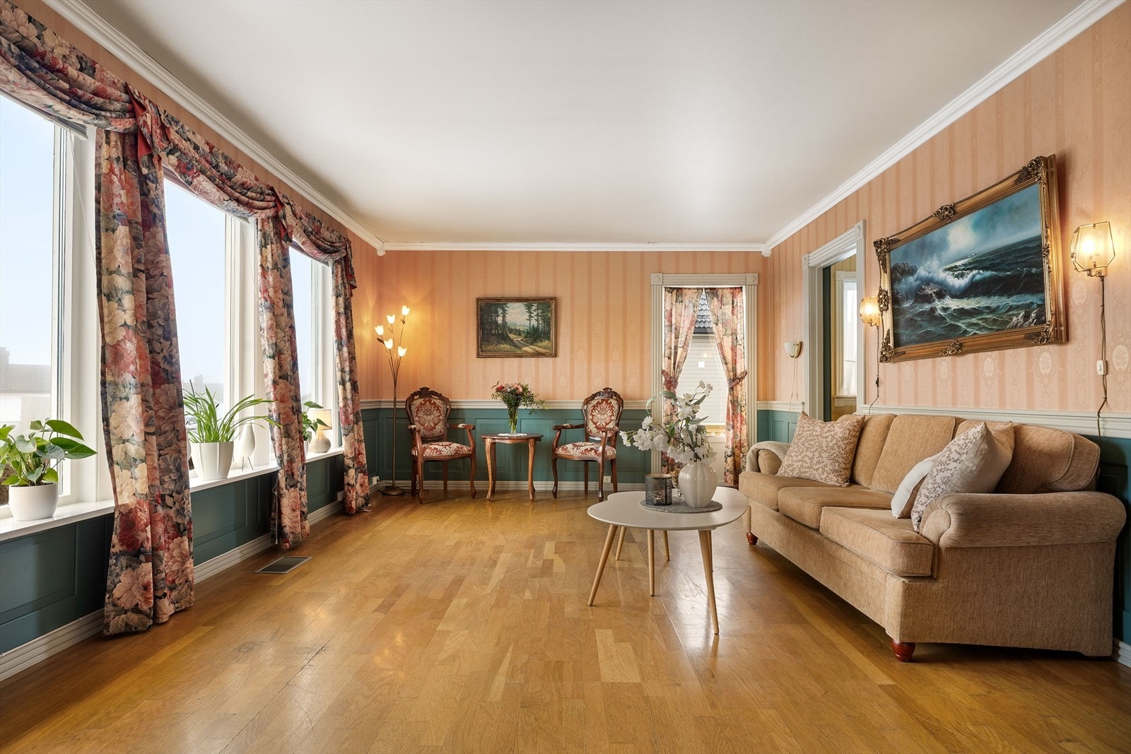 Rommet er lett å møblere og har overflater som er behandlet i senere år. Galleribilde