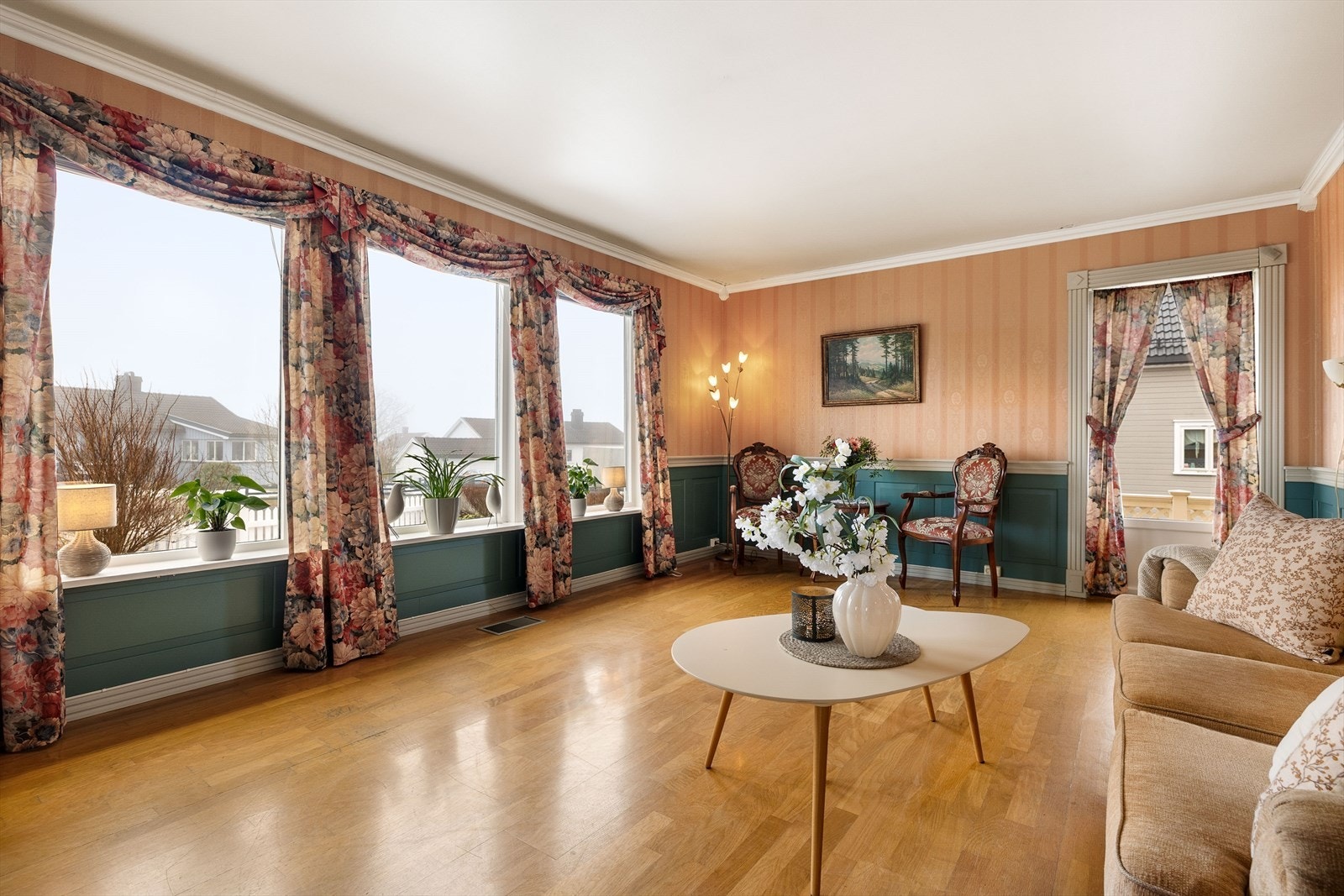 Fra stuen er det direkte utgang til en sørvendt terrasse på ca. 10 m². Galleribilde