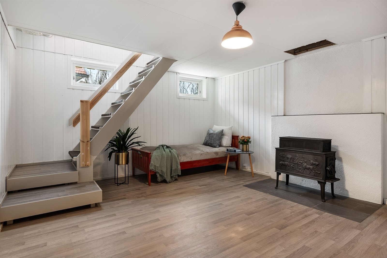 Innredet kjellerstue med vedovn. Rommet er ikke godkjent for varig opphold. Galleribilde