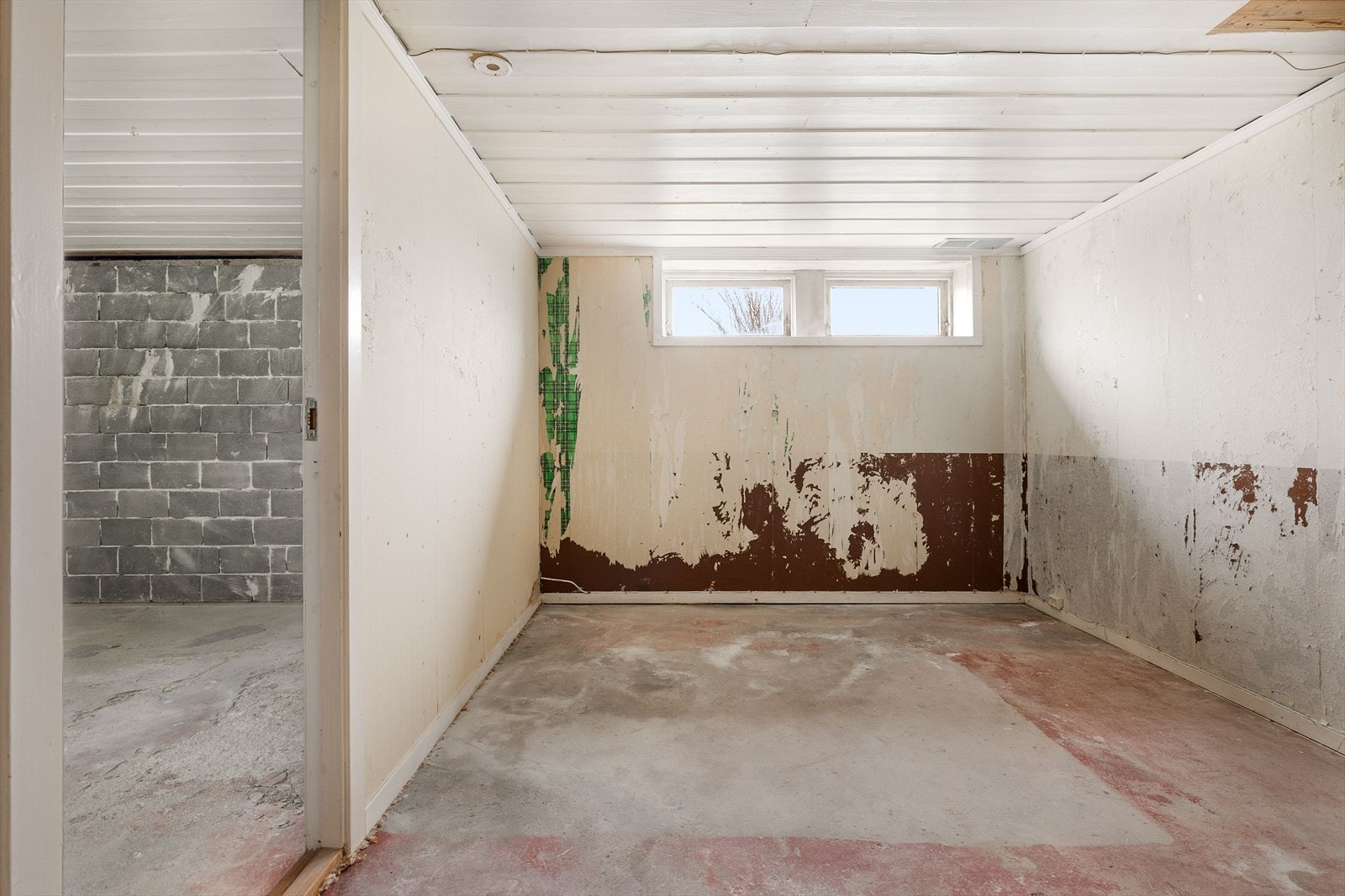 Kjelleren byr på store, uinnredede arealer med potensial for hobby eller verksted. Galleribilde