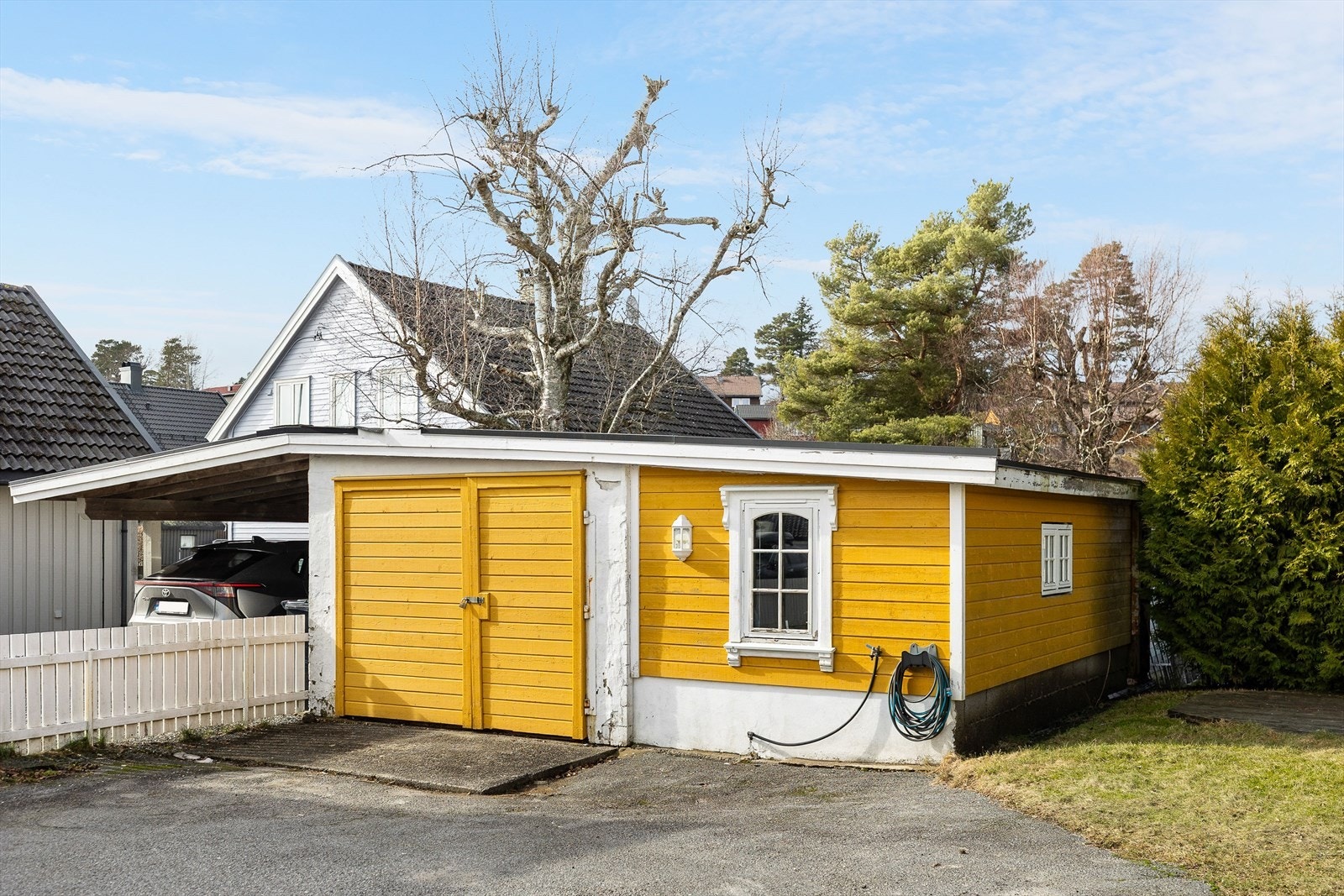 Frittstående garasje på ca. 33 m² med todelte låvedører. Deler av taket ble utbedret i 2023. Galleribilde