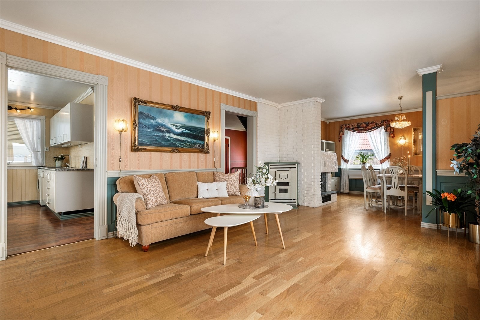 En energieffektiv varmepumpe fra Panasonic supplerer boligens øvrige ildsteder for oppvarming. Galleribilde