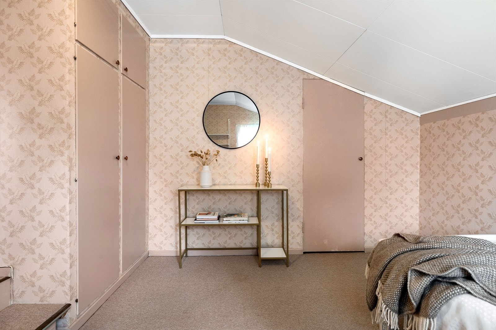 Rommet har teppegulv og plass til både seng og annen møblering. Galleribilde