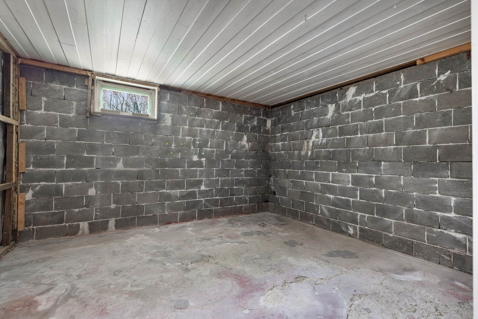 I en av bodene er den 200-liters varmtvannstanken fra 2022 plassert. Galleribilde