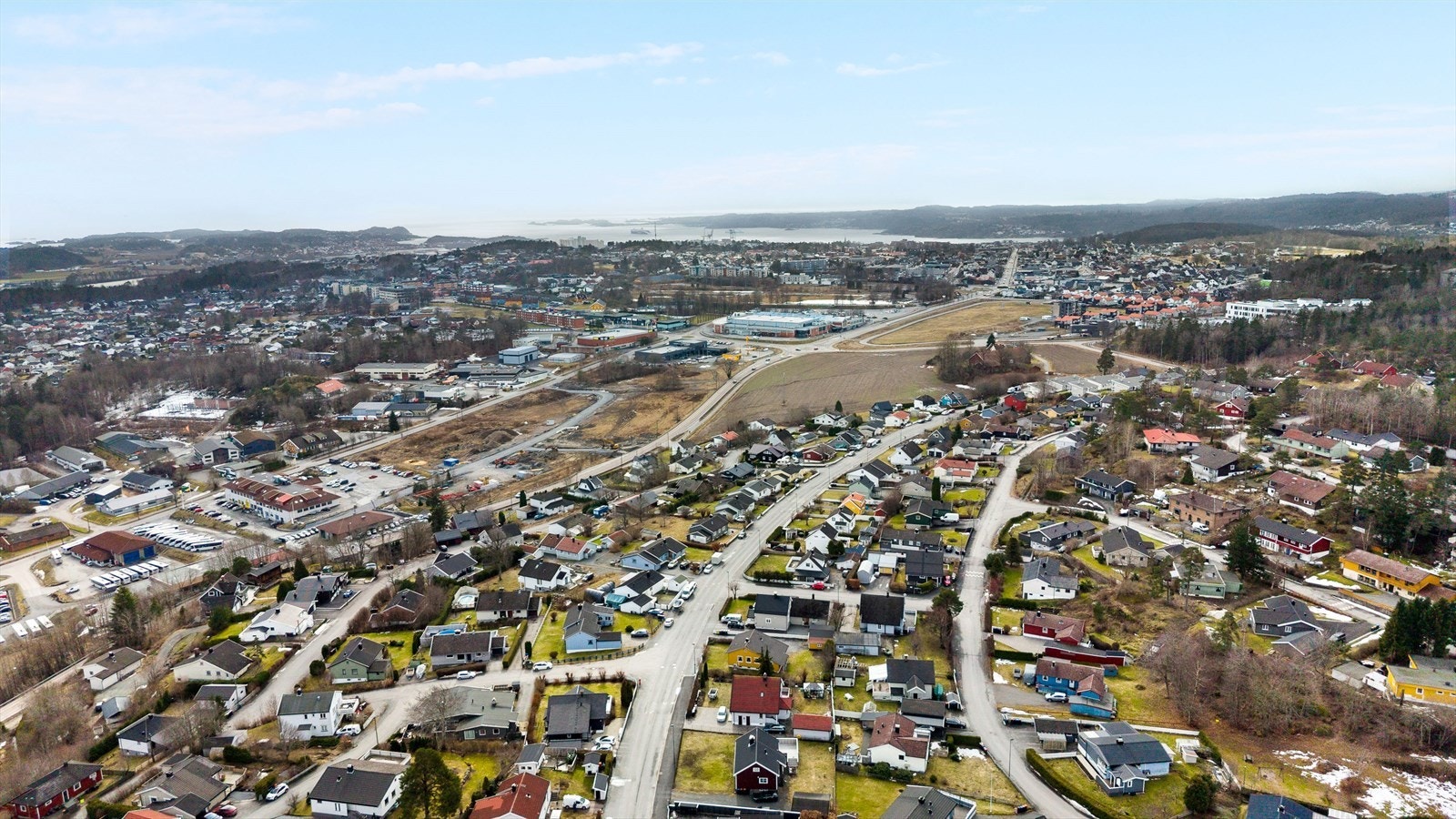 Fra eiendommen er det kort vei til både sentrumstjenester i Larvik og flotte turområder i skog og mark. Galleribilde