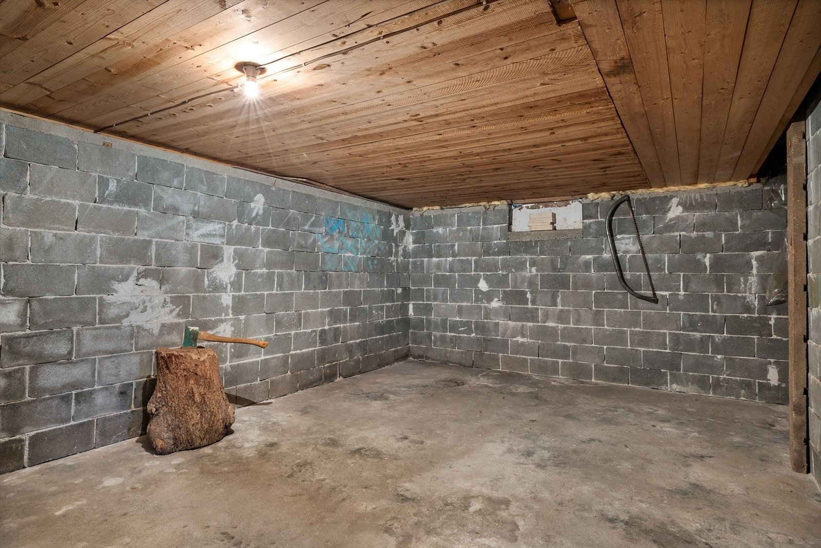 En av fire romslige boder i kjelleren, med støpt gulv og vegger av lettklinkerbetong. Galleribilde