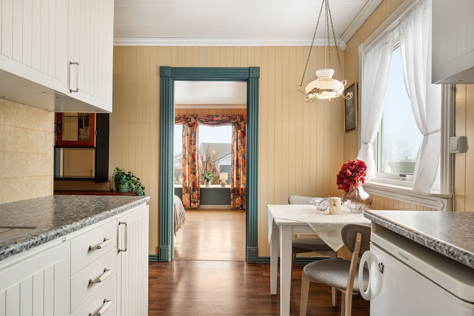 Kjøkkenet har en praktisk plassering med enkel tilgang til stuen. Galleribilde