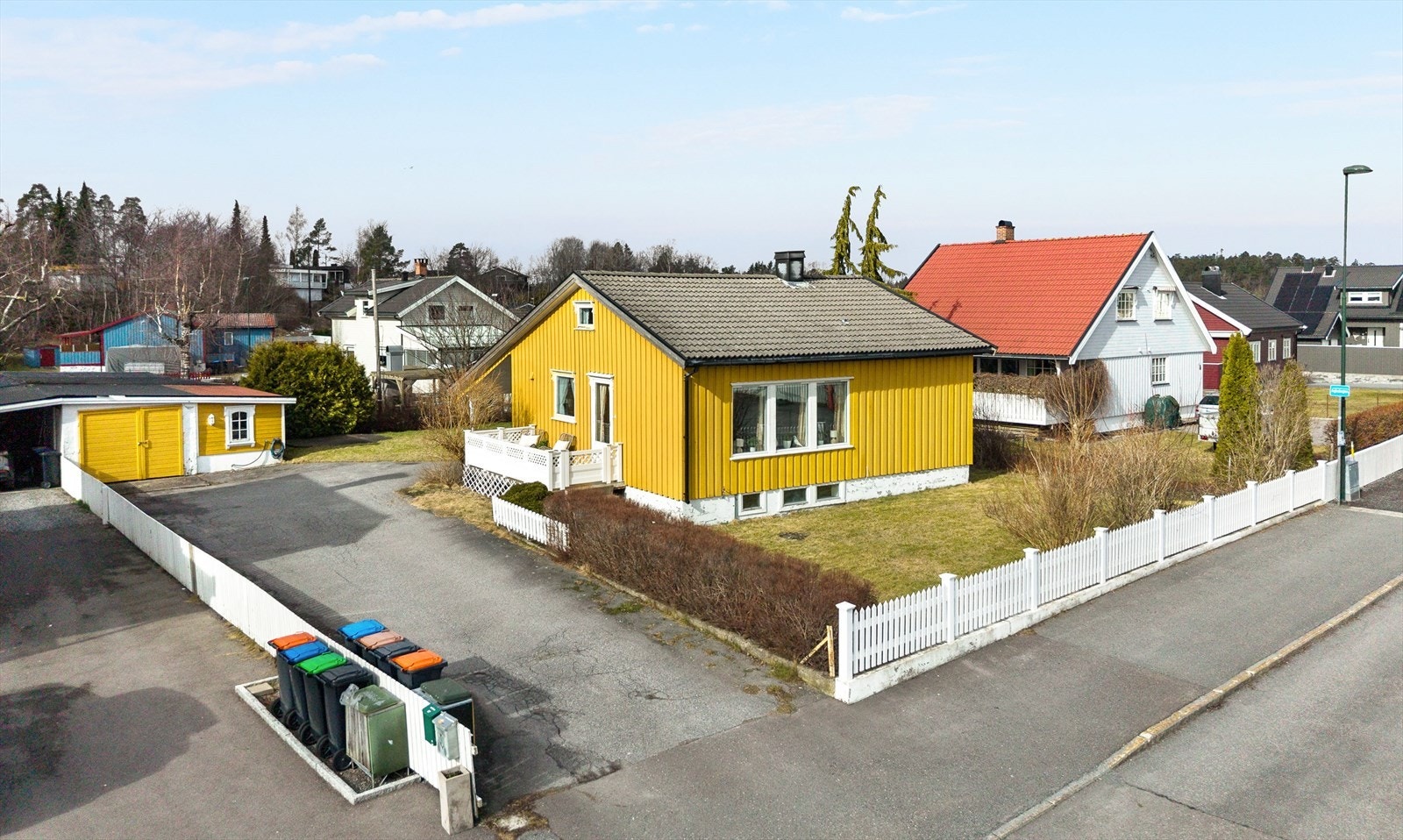 Eneboligen ligger i et rolig og etablert nabolag på Torstvet/Hagalia, med stor gårdsplass og frittstående garasje. Galleribilde