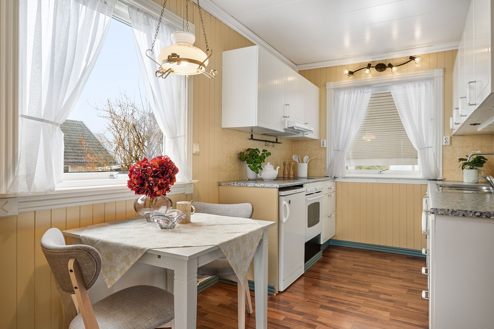 Ved vinduet på kjøkkenet er det en hyggelig spiseplass. Galleribilde