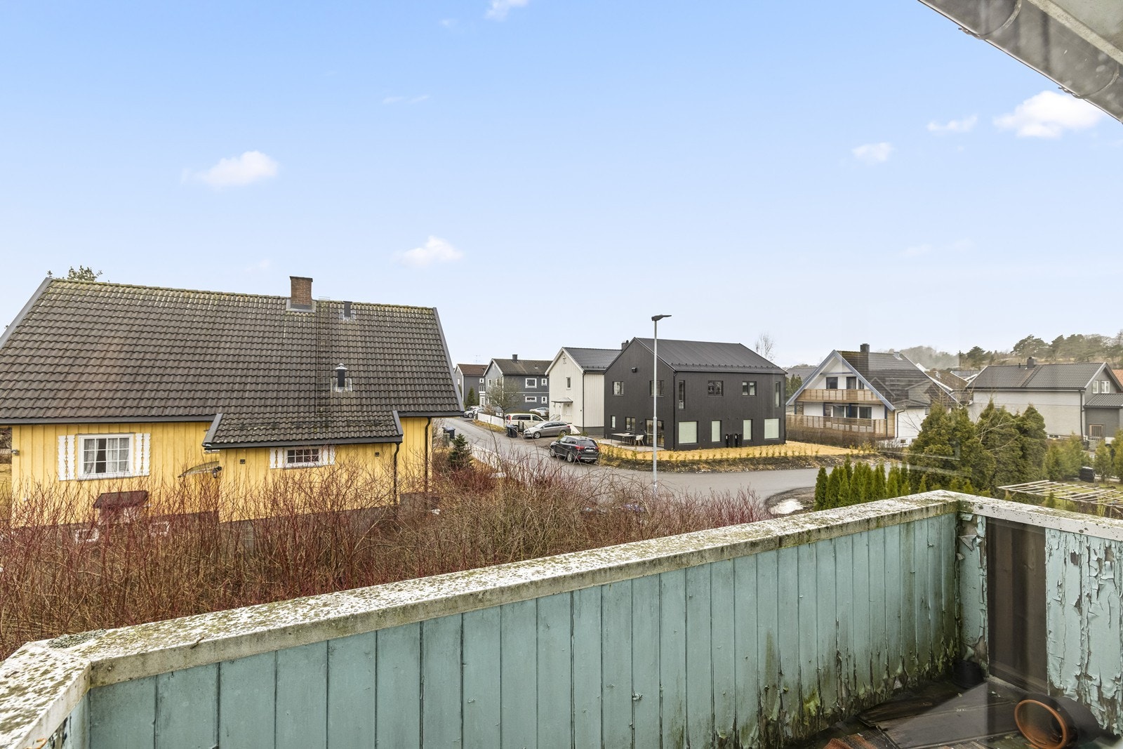 Fra eiendommen er det enkel tilgang til dagligvarebutikker og servicetilbud, som Kiwi Lisleby ca. 600 meter unna. Galleribilde