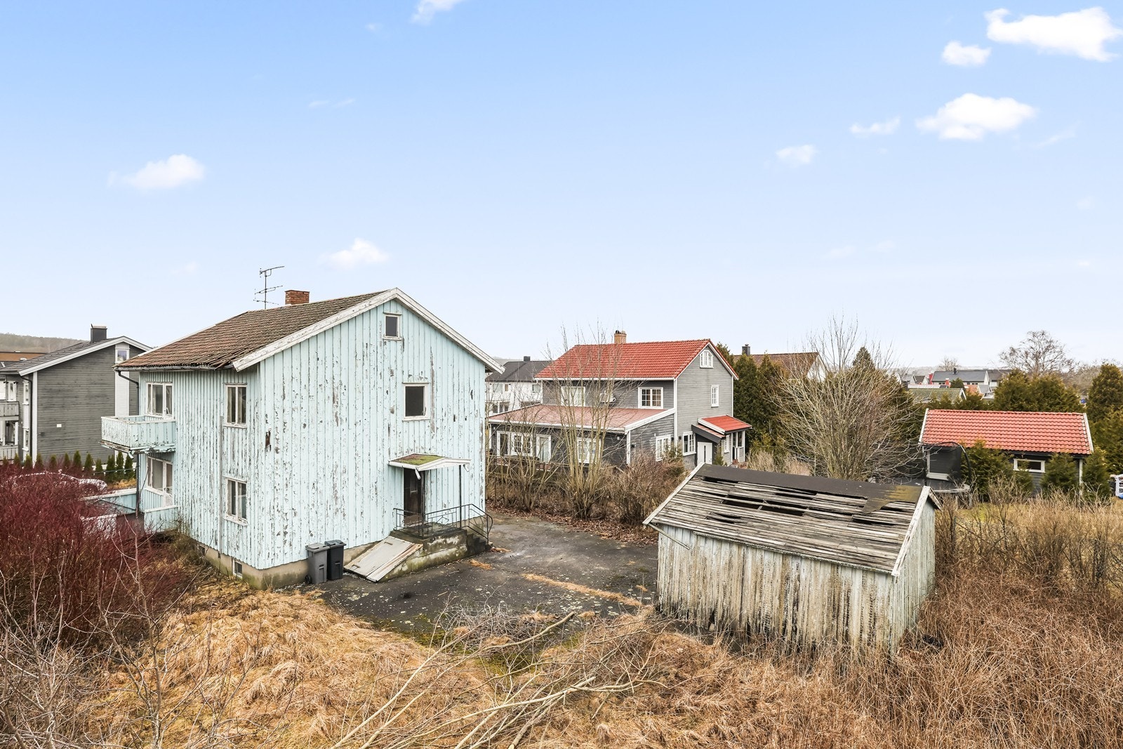 Eiendommen ligger i et område med kort vei til barnehager, skoler og idrettsanlegg. Galleribilde